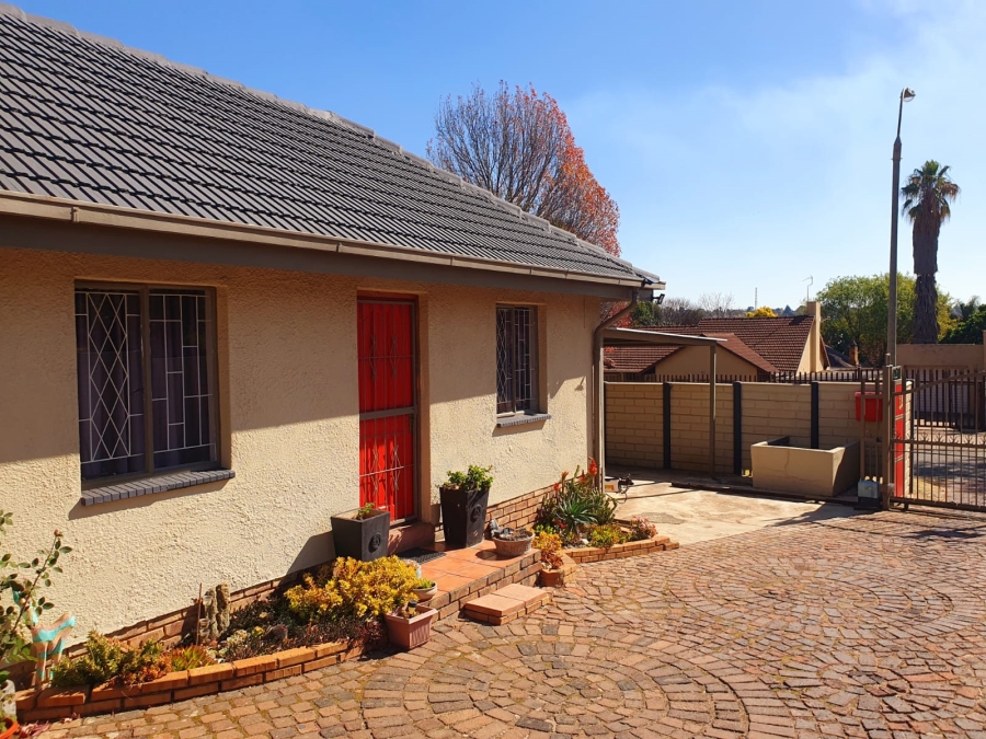 5 Bedroom Property for Sale in Glen Marais Gauteng