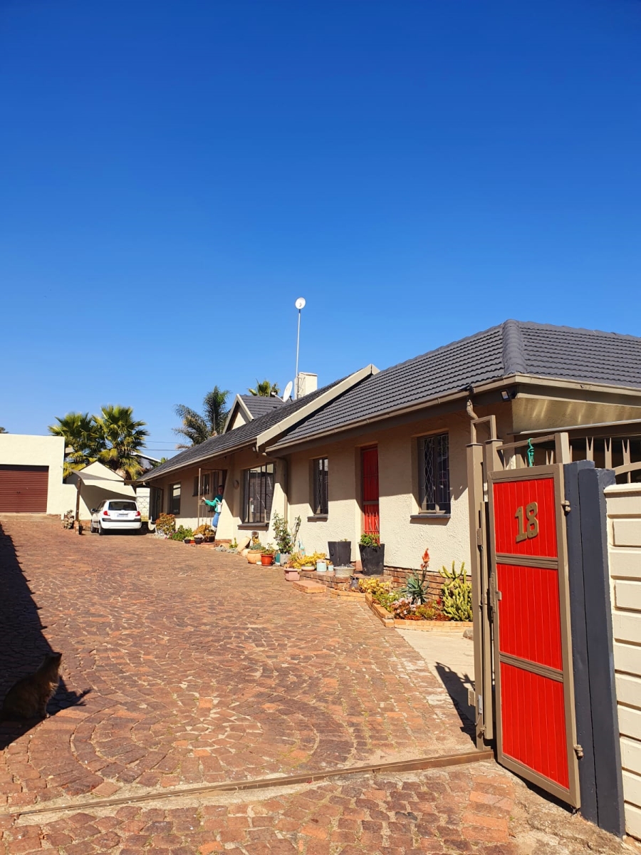 5 Bedroom Property for Sale in Glen Marais Gauteng
