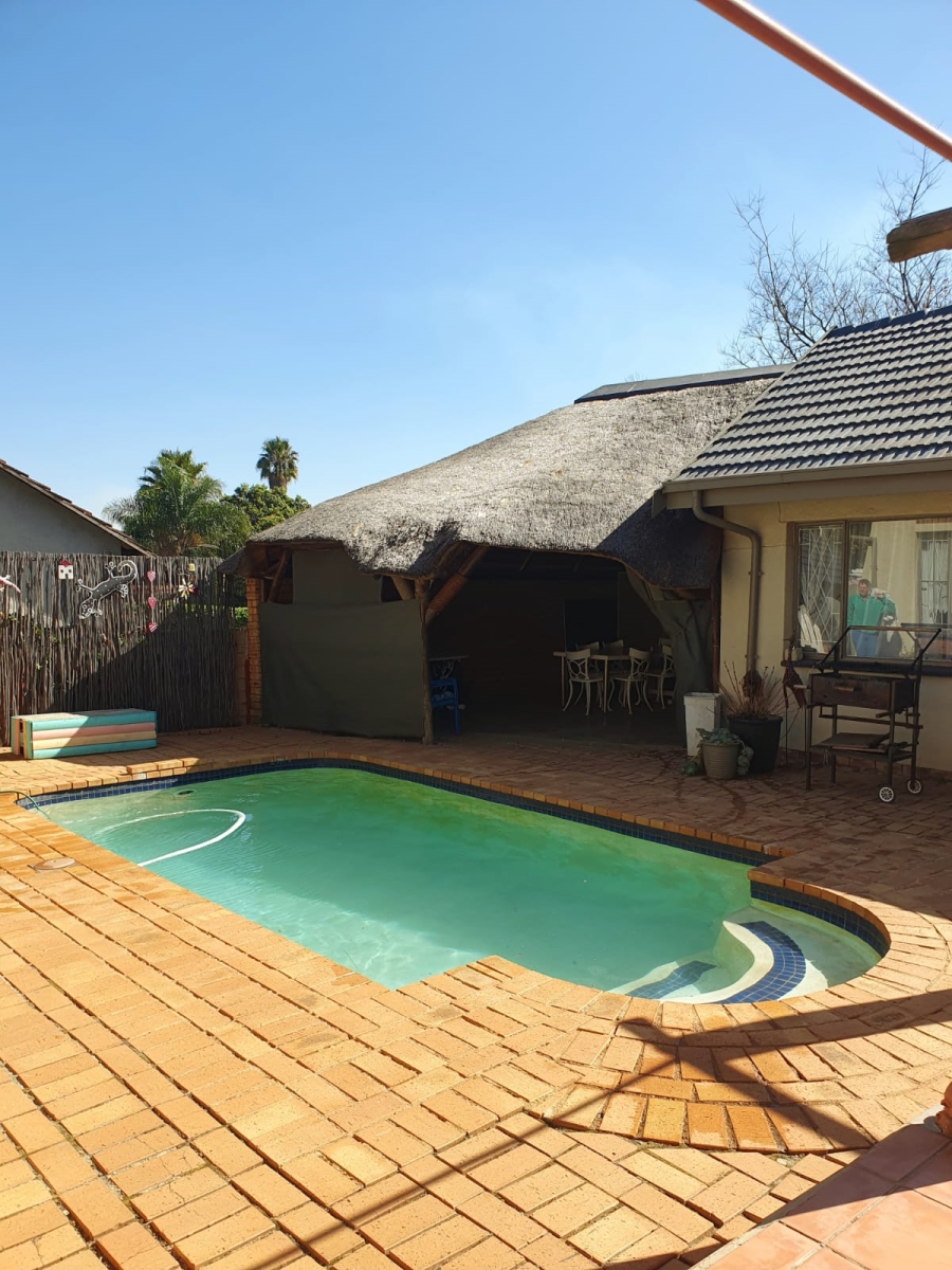 5 Bedroom Property for Sale in Glen Marais Gauteng