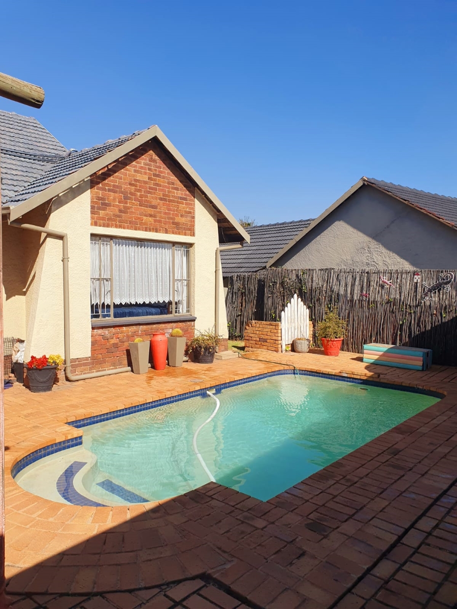 5 Bedroom Property for Sale in Glen Marais Gauteng