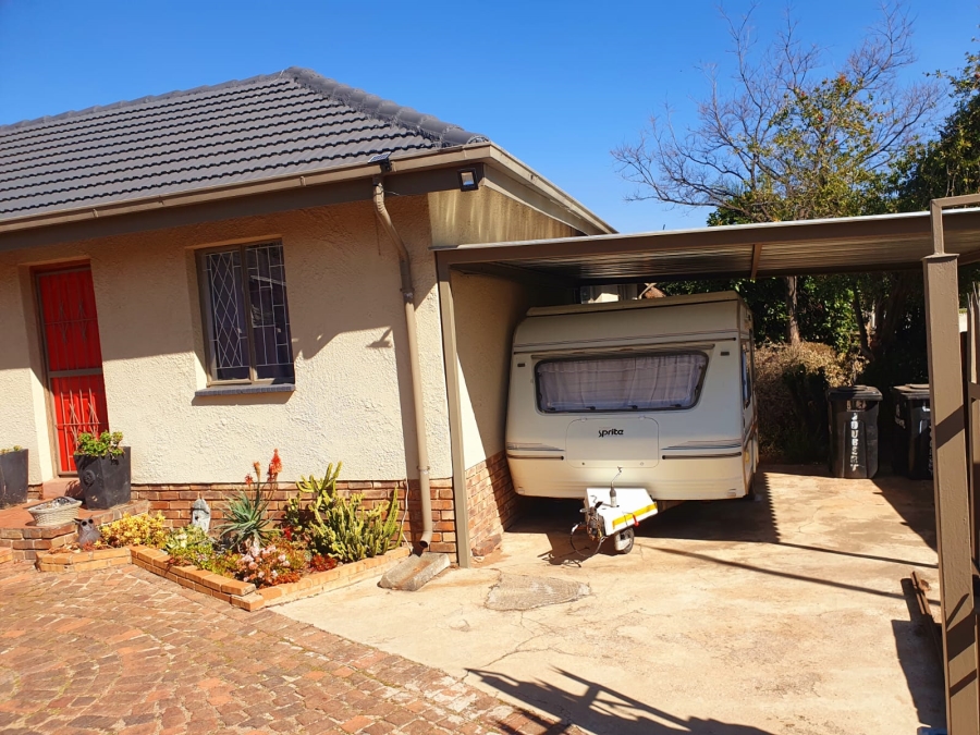 5 Bedroom Property for Sale in Glen Marais Gauteng