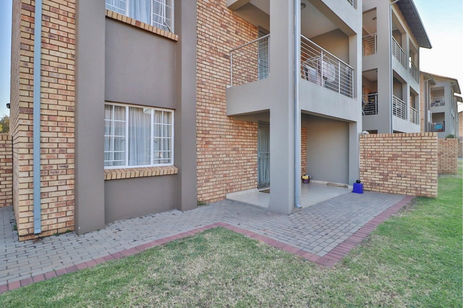 2 Bedroom Property for Sale in Monavoni Gauteng