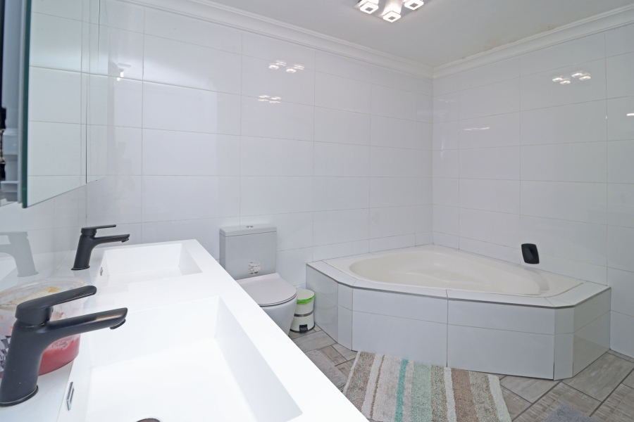 4 Bedroom Property for Sale in Randjesfontein A H Gauteng