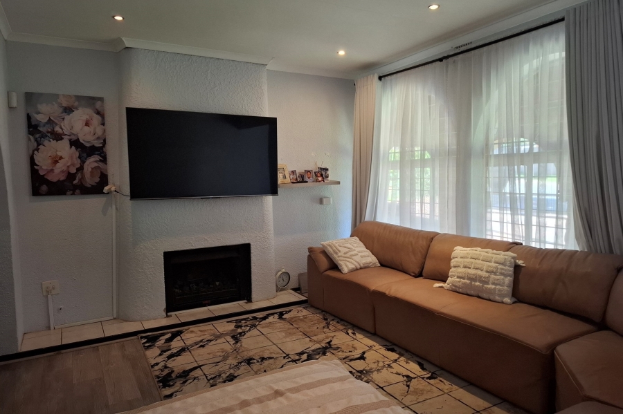 5 Bedroom Property for Sale in Weltevreden Park Gauteng