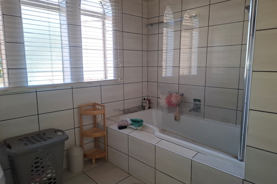 5 Bedroom Property for Sale in Weltevreden Park Gauteng
