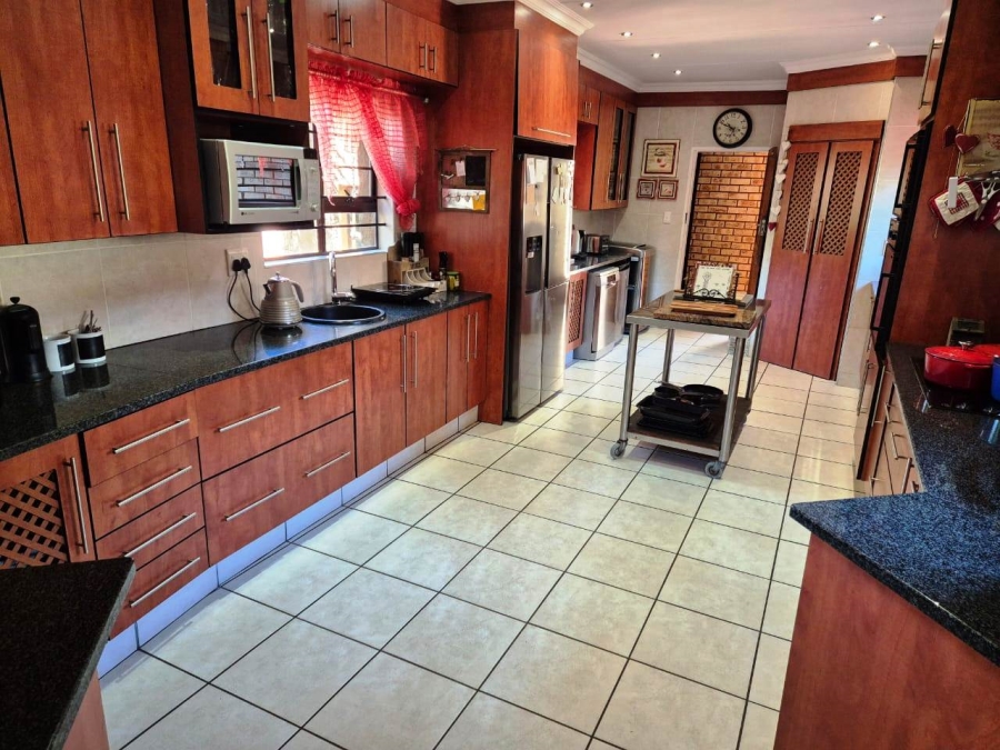 5 Bedroom Property for Sale in Eldoraigne Gauteng