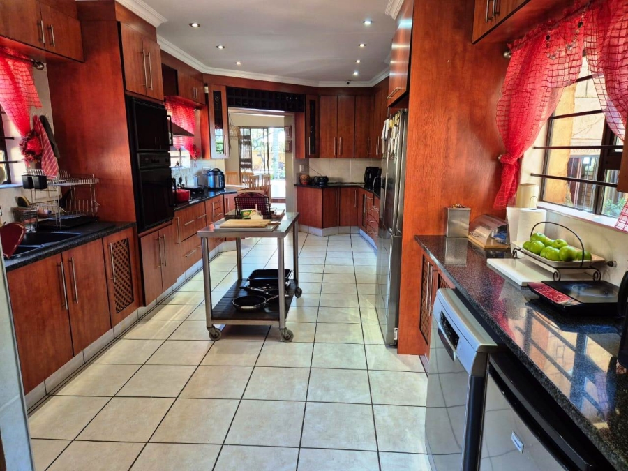 5 Bedroom Property for Sale in Eldoraigne Gauteng