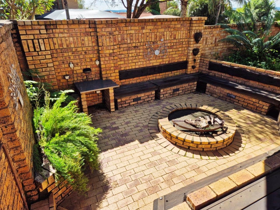5 Bedroom Property for Sale in Eldoraigne Gauteng