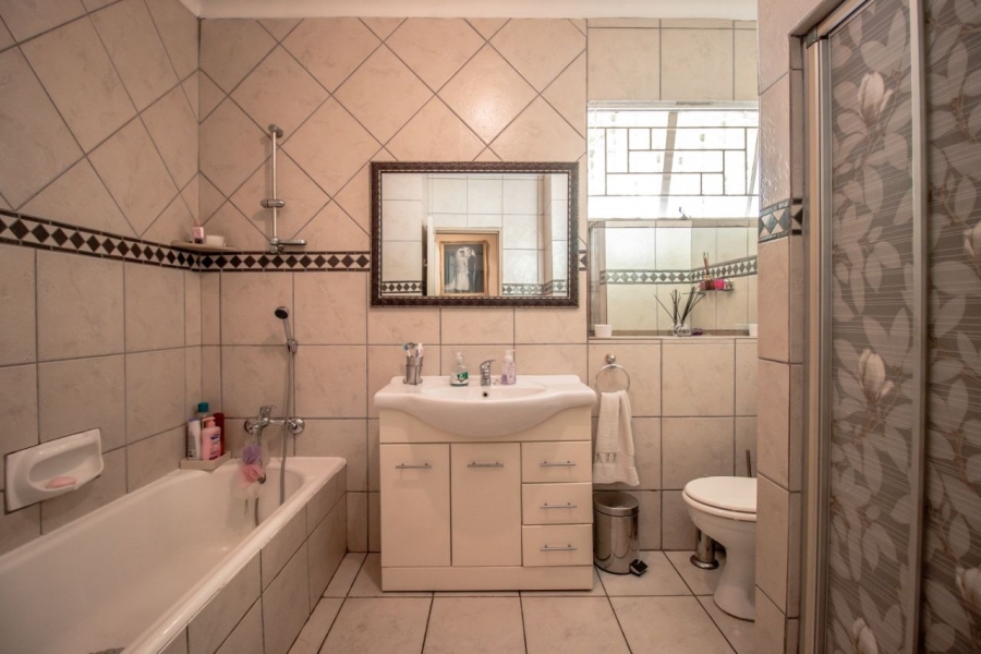 5 Bedroom Property for Sale in Beyers Park Gauteng