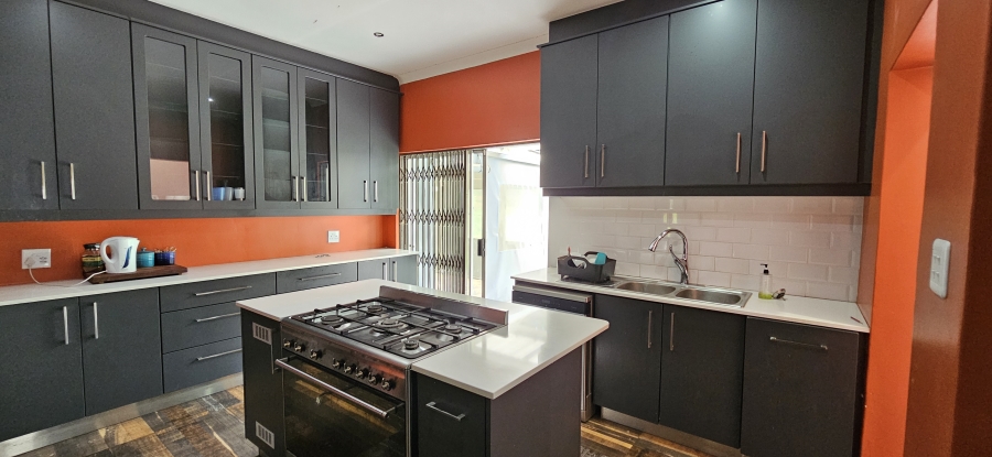 5 Bedroom Property for Sale in Three Rivers Proper Gauteng