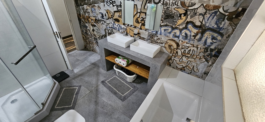 5 Bedroom Property for Sale in Three Rivers Proper Gauteng