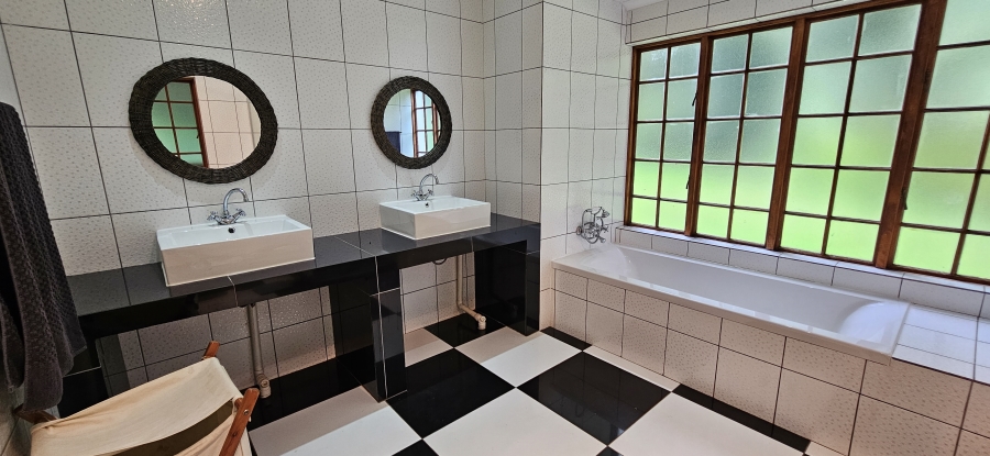5 Bedroom Property for Sale in Three Rivers Proper Gauteng