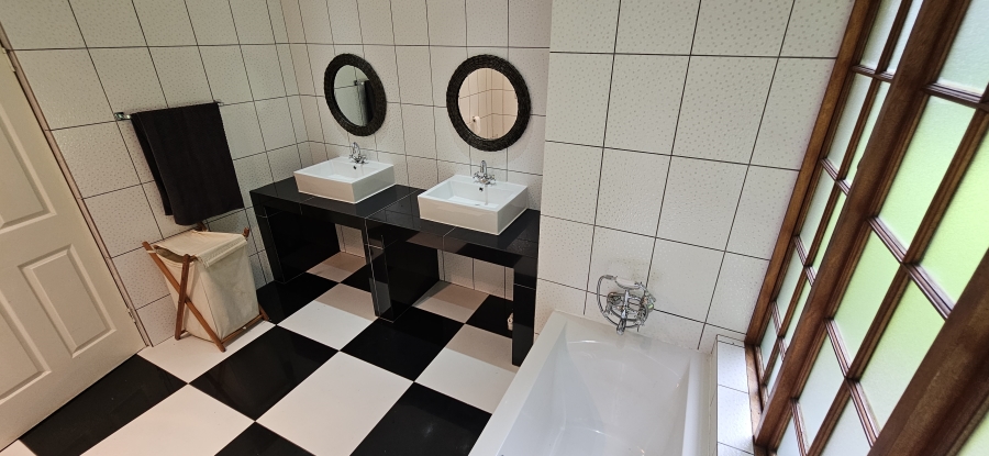 5 Bedroom Property for Sale in Three Rivers Proper Gauteng