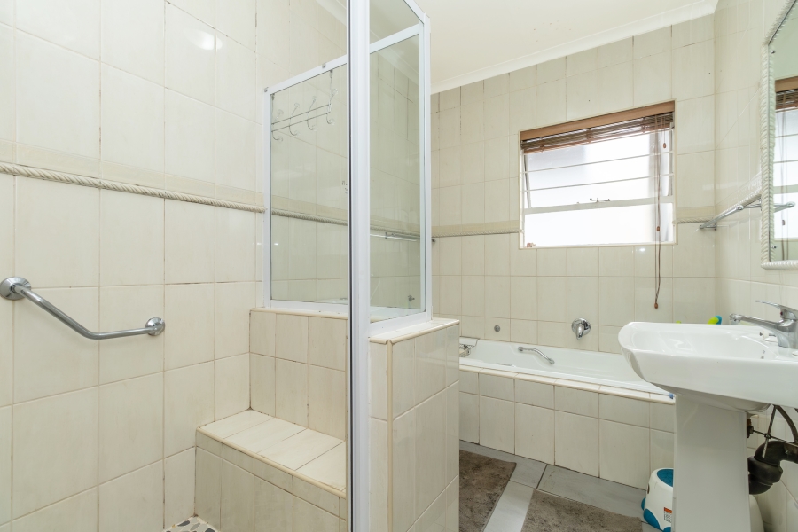 4 Bedroom Property for Sale in Magaliessig Gauteng