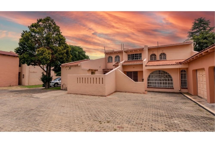 To Let 4 Bedroom Property for Rent in Bedfordview Gauteng