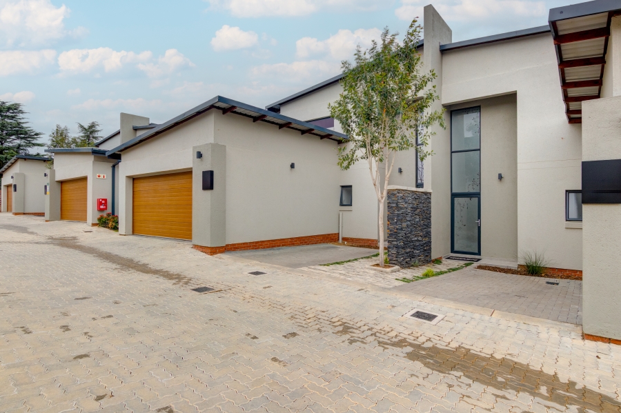 3 Bedroom Property for Sale in Crowthorne AH Gauteng