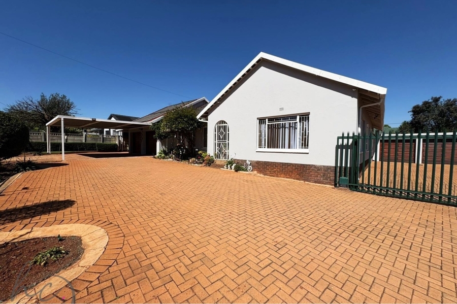 4 Bedroom Property for Sale in Roodekrans Gauteng