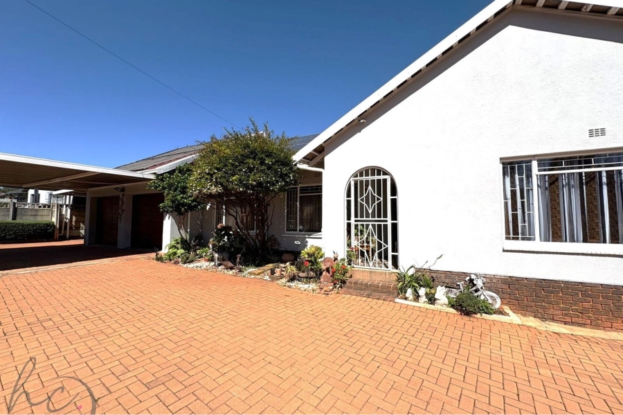 4 Bedroom Property for Sale in Roodekrans Gauteng