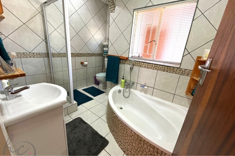 4 Bedroom Property for Sale in Roodekrans Gauteng