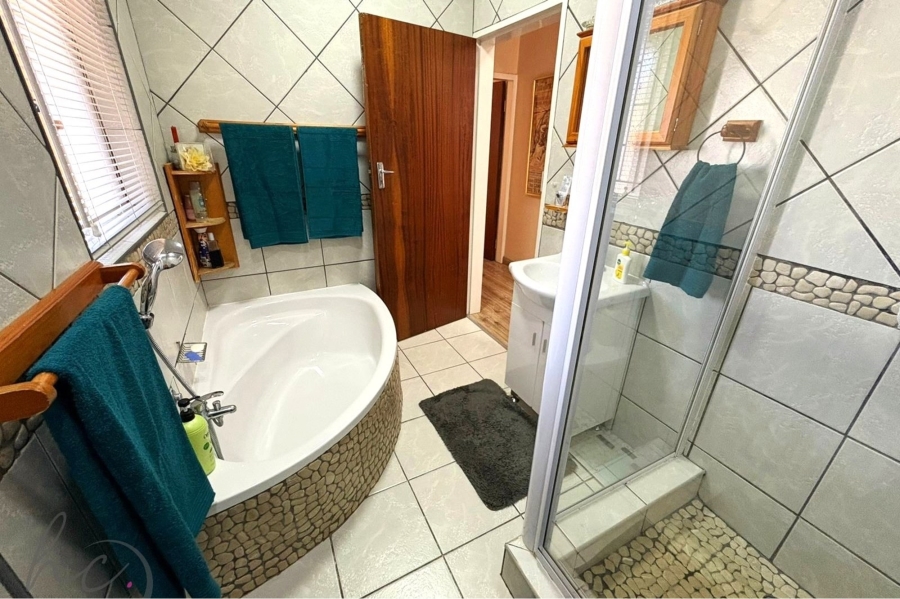4 Bedroom Property for Sale in Roodekrans Gauteng