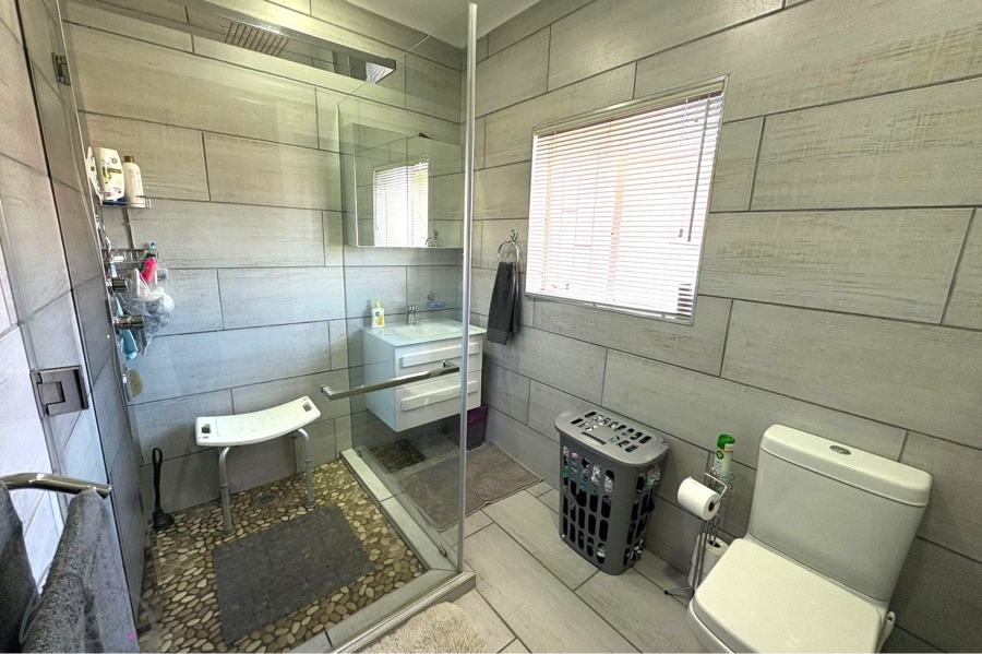 4 Bedroom Property for Sale in Roodekrans Gauteng