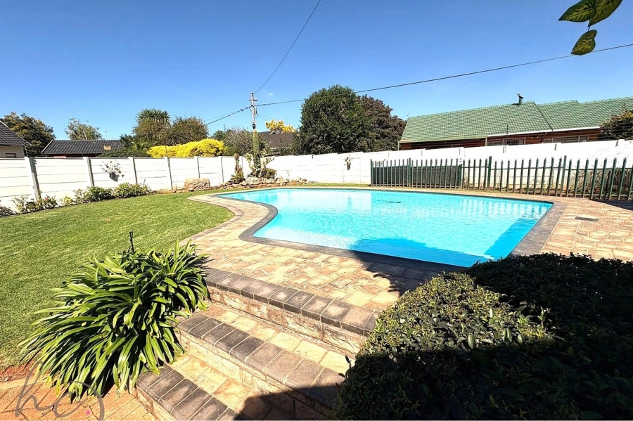 4 Bedroom Property for Sale in Roodekrans Gauteng