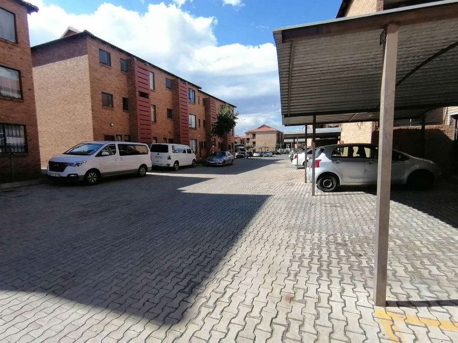 2 Bedroom Property for Sale in Cruywagenpark Gauteng