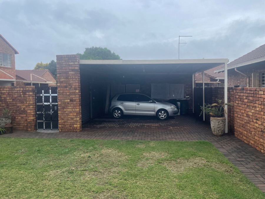 3 Bedroom Property for Sale in Eldoraigne Gauteng