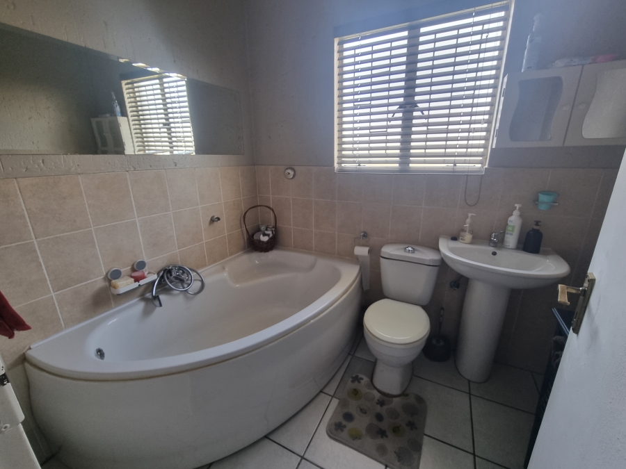 2 Bedroom Property for Sale in Greenstone Hill Gauteng