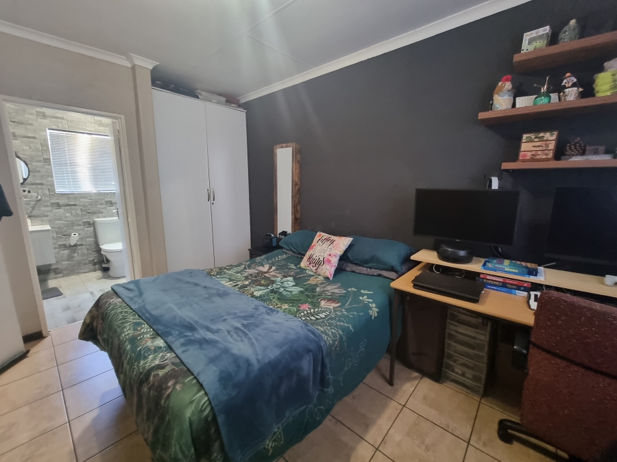 2 Bedroom Property for Sale in Greenstone Hill Gauteng
