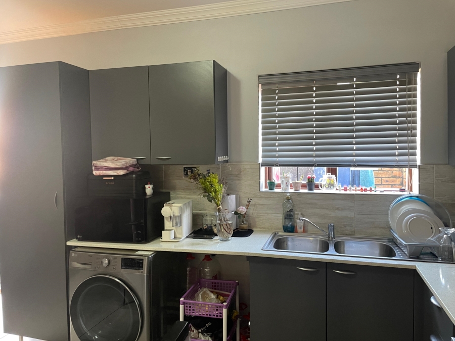 2 Bedroom Property for Sale in Blue Hills Gauteng
