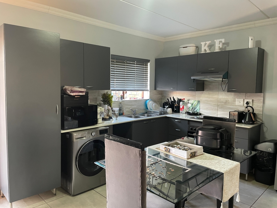 2 Bedroom Property for Sale in Blue Hills Gauteng