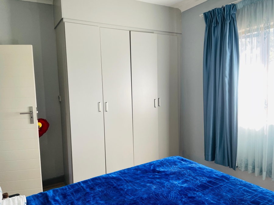 2 Bedroom Property for Sale in Blue Hills Gauteng