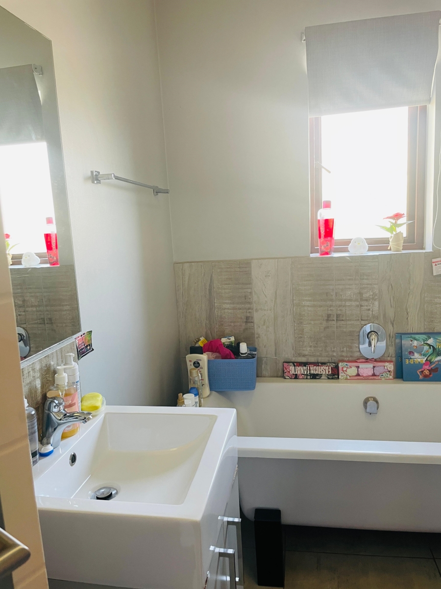 2 Bedroom Property for Sale in Blue Hills Gauteng