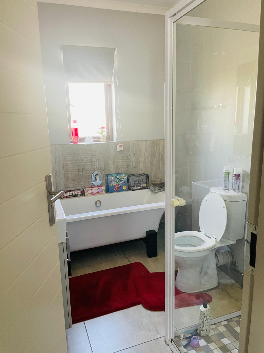 2 Bedroom Property for Sale in Blue Hills Gauteng