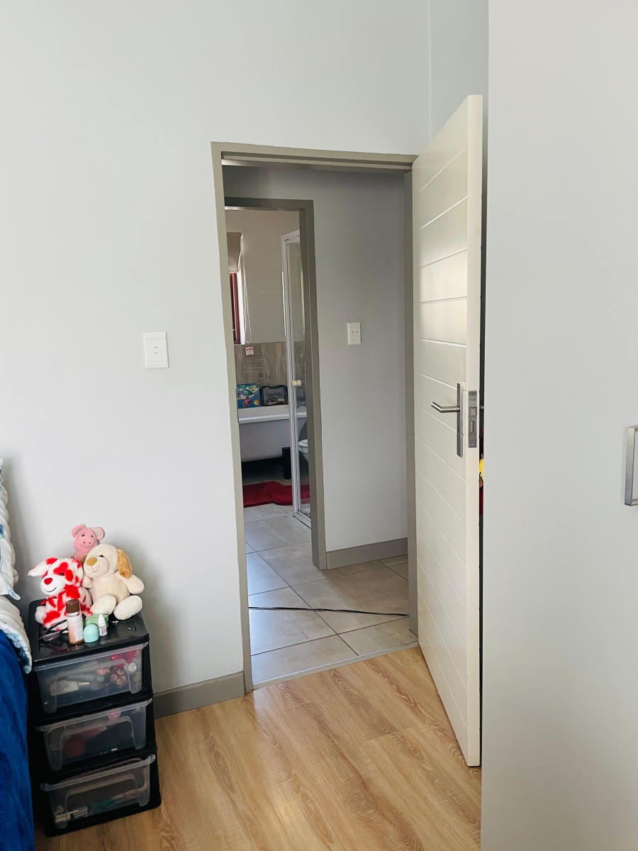 2 Bedroom Property for Sale in Blue Hills Gauteng