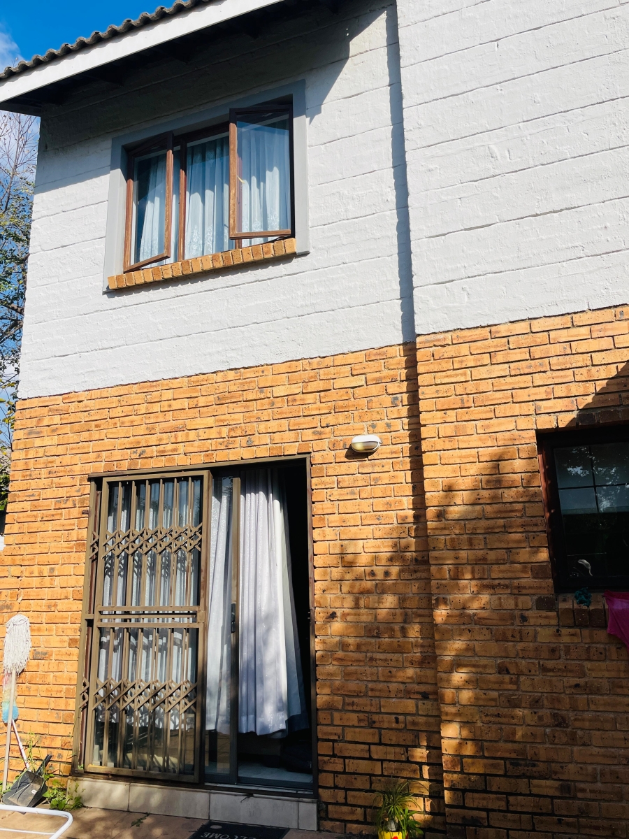 2 Bedroom Property for Sale in Blue Hills Gauteng
