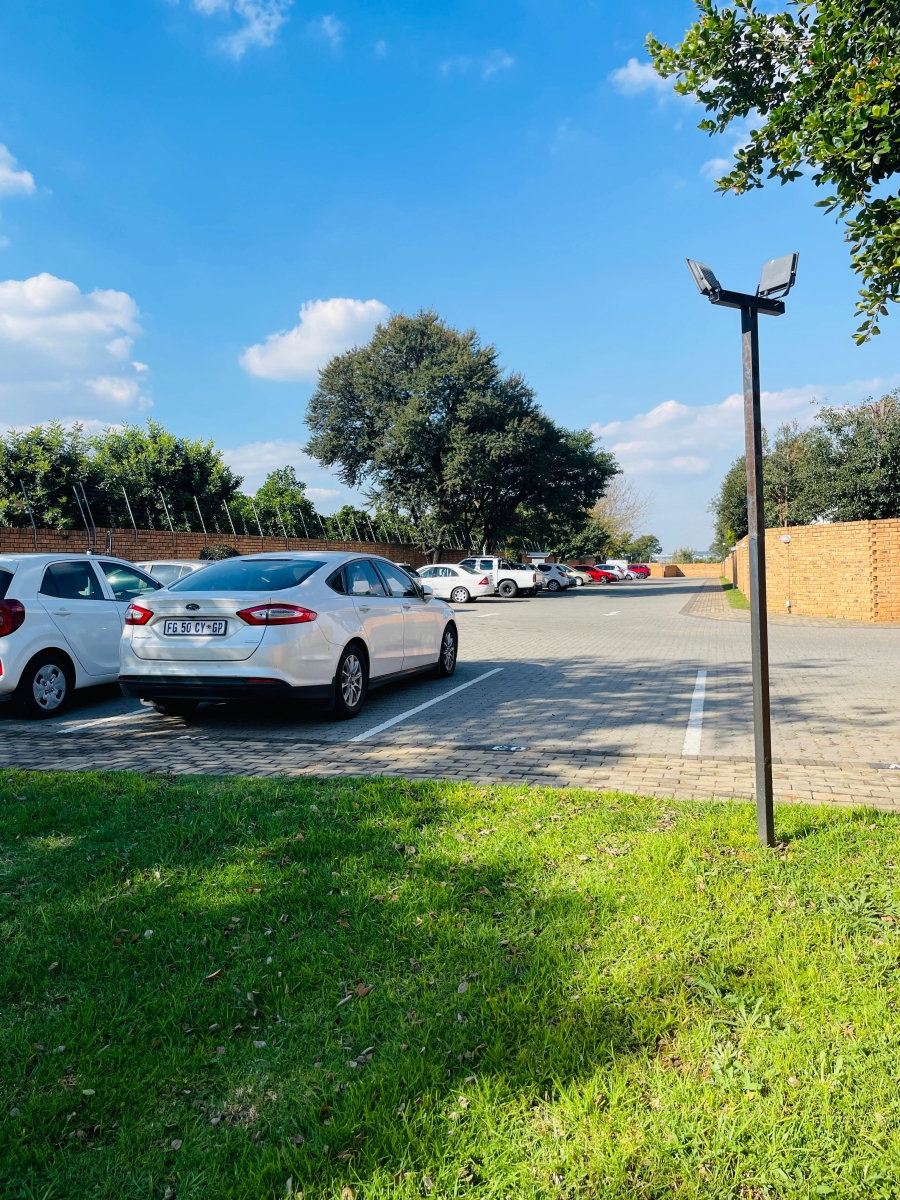 2 Bedroom Property for Sale in Blue Hills Gauteng