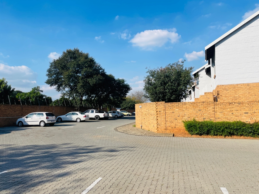 2 Bedroom Property for Sale in Blue Hills Gauteng