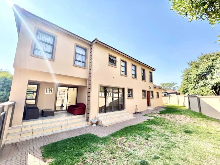6 Bedroom Property for Sale in Kosmosdal Gauteng