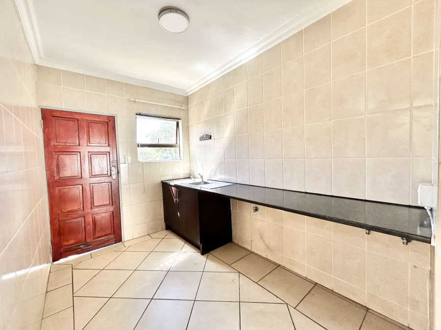 6 Bedroom Property for Sale in Kosmosdal Gauteng