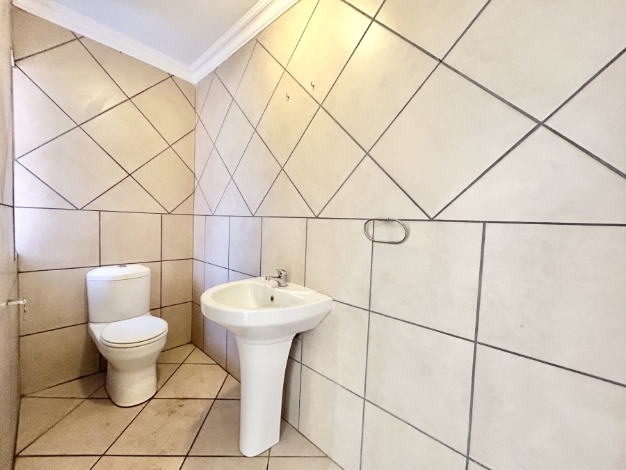 6 Bedroom Property for Sale in Kosmosdal Gauteng