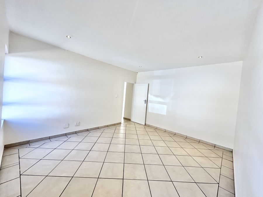 6 Bedroom Property for Sale in Kosmosdal Gauteng