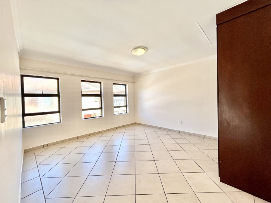 6 Bedroom Property for Sale in Kosmosdal Gauteng