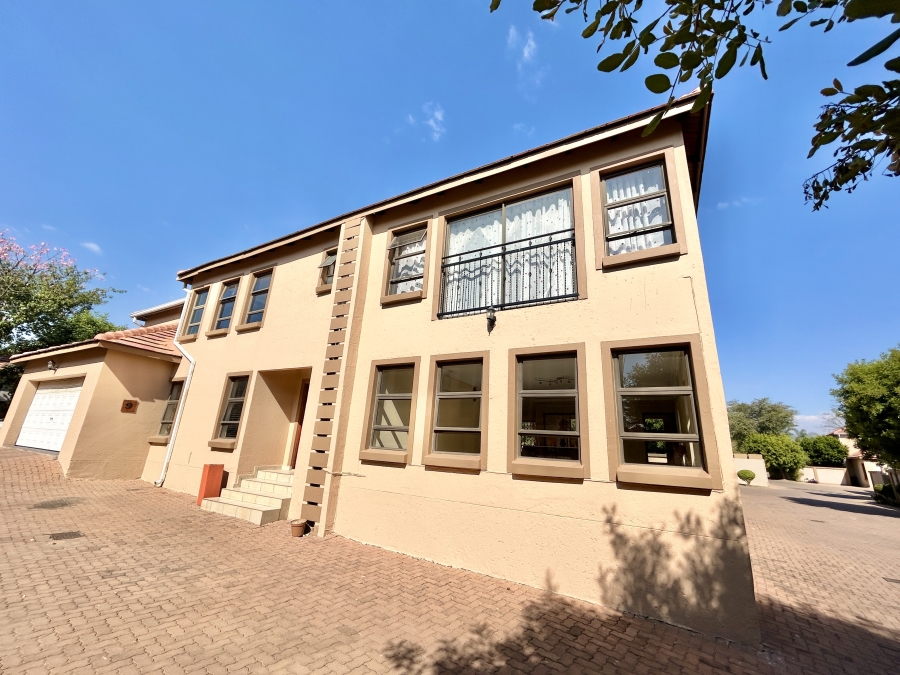 6 Bedroom Property for Sale in Kosmosdal Gauteng