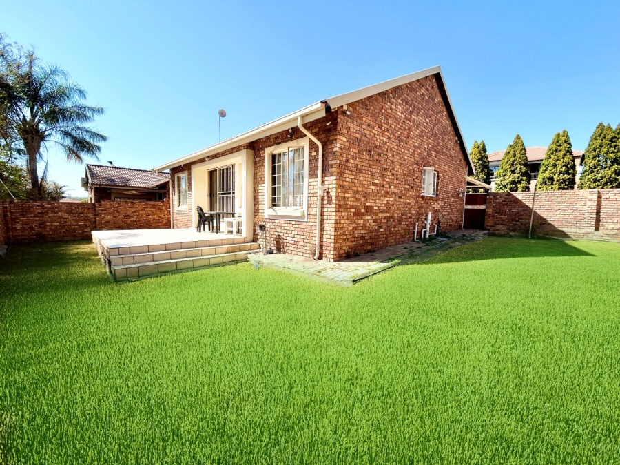 4 Bedroom Property for Sale in Thatchfield Glen Gauteng