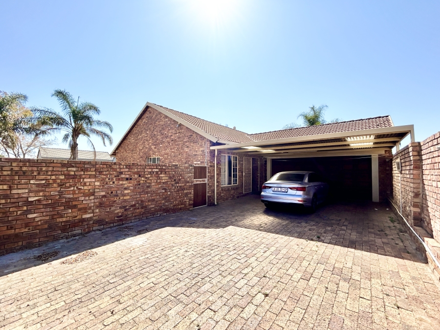 4 Bedroom Property for Sale in Thatchfield Glen Gauteng
