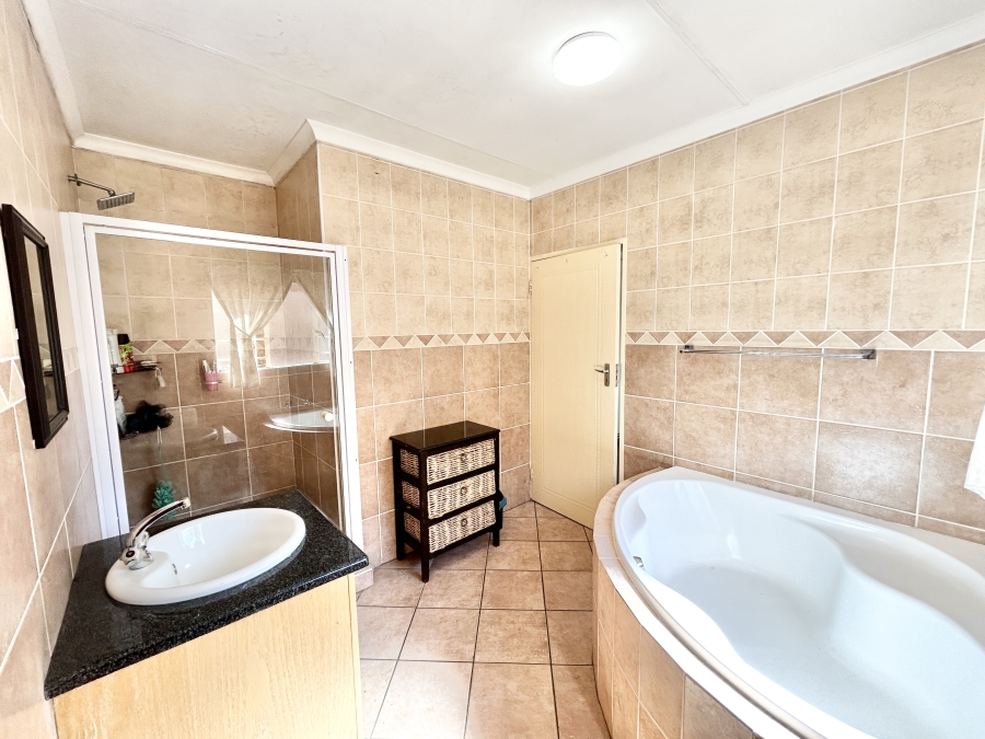 4 Bedroom Property for Sale in Thatchfield Glen Gauteng