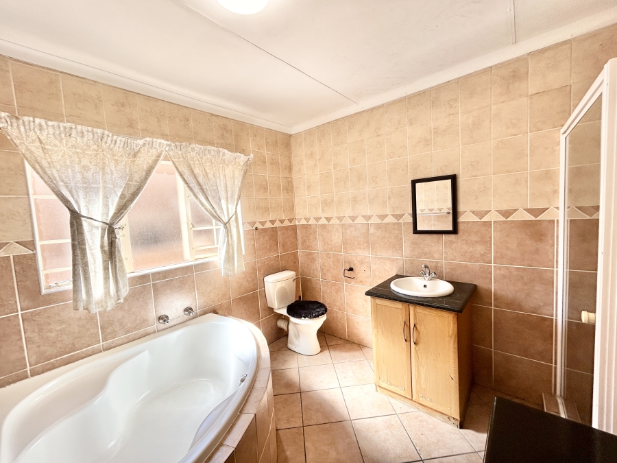 4 Bedroom Property for Sale in Thatchfield Glen Gauteng