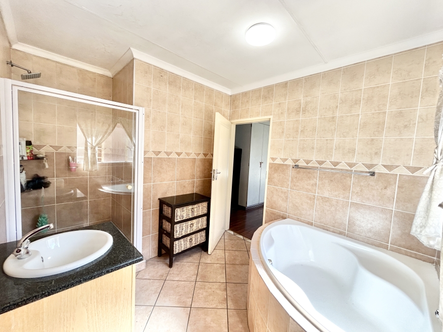 4 Bedroom Property for Sale in Thatchfield Glen Gauteng